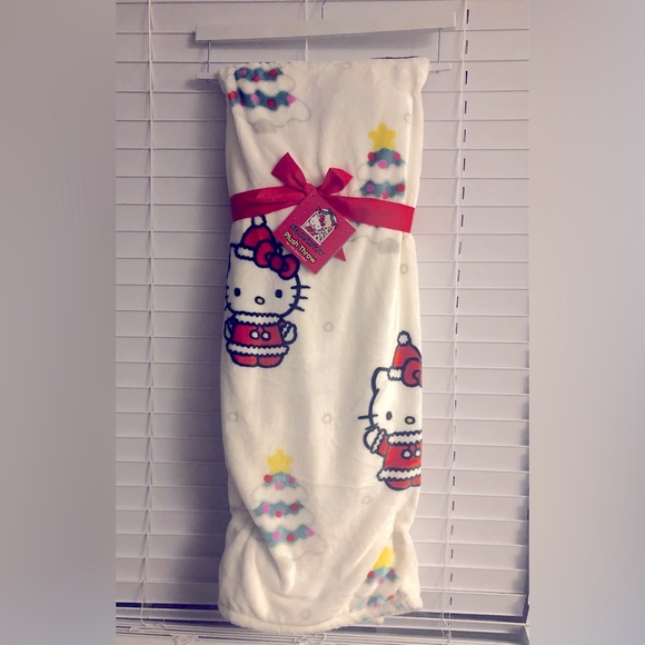 NWT Sanrio Hello Kitty Christmas Plush Throw Blanket - Picture 1 of 6